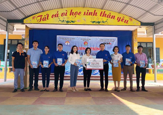 GIZA E&C GIVES 10 THOUSANDS OF DRINKING BOOKS TO BAC GIANG STUDENTS